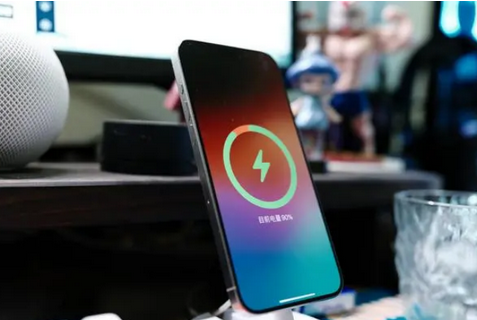 宝安苹果15换屏服务分享用什么充电器给iPhone15充电更好 